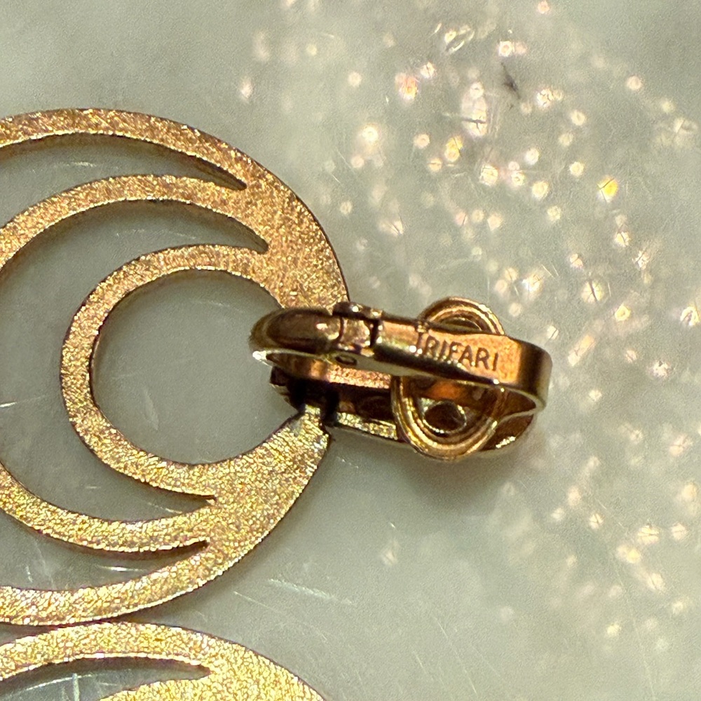 Vintage 1960s Trifari Gold Tone Hoop Clip On Earrings - Picture 5 of 5